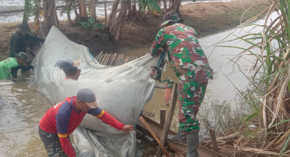 Gelar Karya Bakti, Babinsa Cibereng Bersama Warga Bangun Tambakan Air